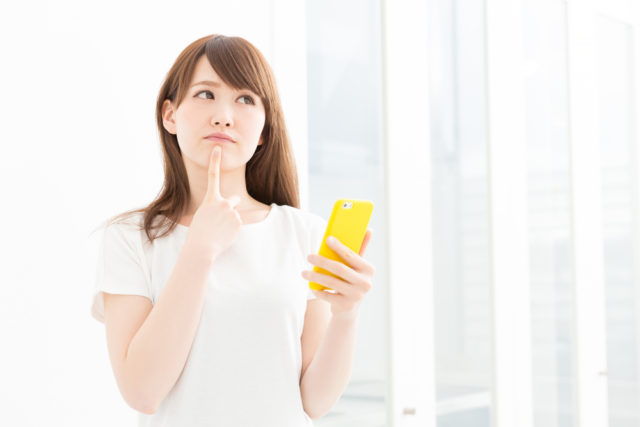 スマホを持つ女性