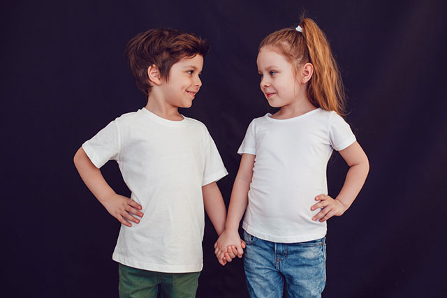 Tシャツの男の子女の子