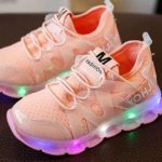 ピンクの光る靴