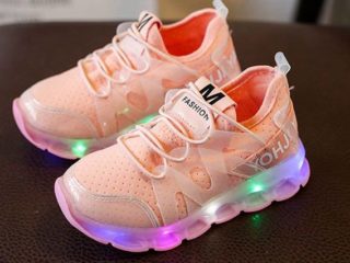 ピンクの光る靴