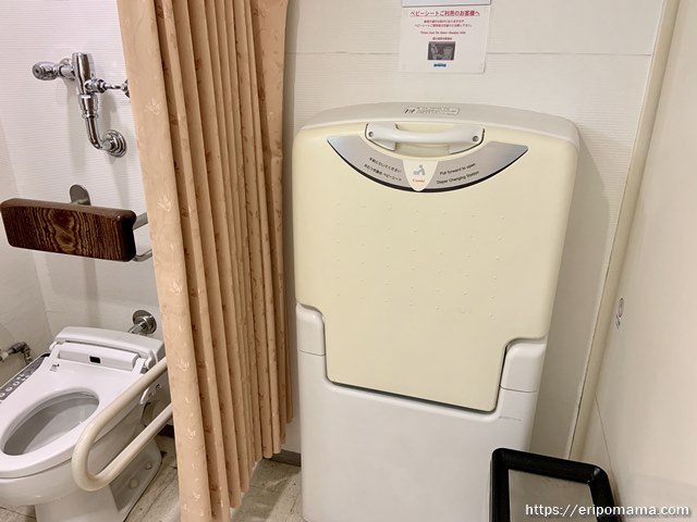 新宿高島屋 多目的トイレのおむつ台